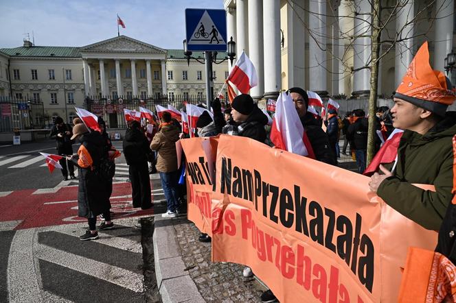 Protest kupców z Marywilskiej przed ratuszem