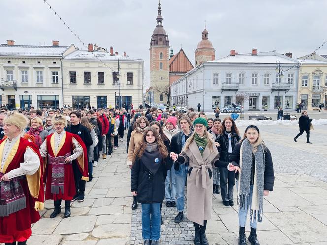 Maturzyści zatańczyli na Rynku poloneza