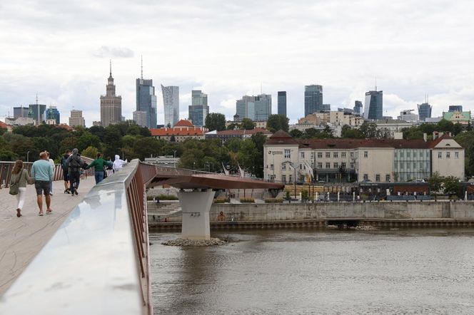 Rekordowo niski stan wody w Wiśle w Warszawie (23.08.2025)
