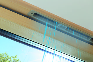 Okna dachowe a wentylacja grawitacyjna: jak wykorzystać naturalny ruch powietrza do efektywnej wentylacji poddasza?