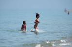 Kaczyńska z nieznajomym smaży się na plaży