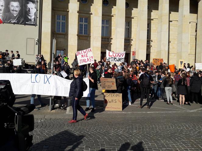 Uczniowie protestują przed kuratorium