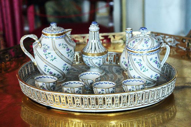 Miśnia – porcelanowy serwis do herbaty z ok. 1820 roku. Zamiast filiżanek występują tu czarki 