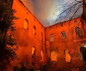 Spłonął zabytkowy pałac we Wrocławiu. Dym było widać z kilkudziesięciu kilometrów 