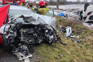 Koszmarny wypadek pod Wągrowcem! Kobieta nie żyje, inni poszkodowani w bardzo ciężkim stanie [ZDJĘCIA].