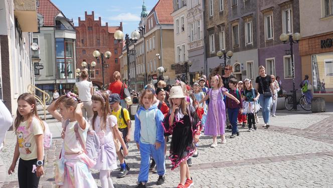 Dni Bajki 2024. W centrum Olsztyna zrobiło się bajkowo. Dzieci przejęły władzę nad miastem [ZDJĘCIA]