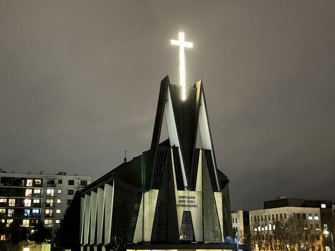 Świecący problem na Witolinie. Wielki krzyż przeszkadza mieszkańcom