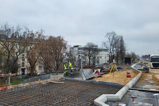 Wiadukt na trasie Łazienkowskiej ma już nowy asfalt