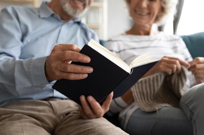 zbliżenie na parę seniorów czytających książkę