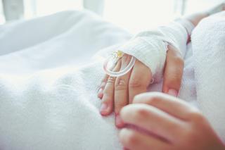 Rodzice opóźniają poważną operację dziecka. Powód: nie chcą krwi od zaszczepionych