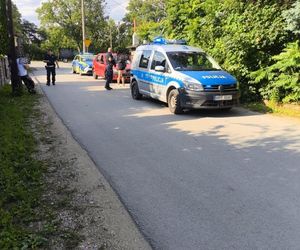 Slalom po ulicach Sieradza. Pijana kobieta za kółkiem… na kolanach pijanego mężczyzny
