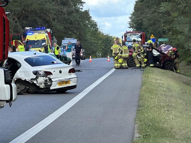 Poważny wypadek pod Legionowem. Zderzenie czterech aut w Nieporęcie. Pięć osób poszkodowanych, jedna zginęła na miejscu