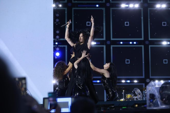 Michał Szpak tak się przejął na scenie, że zgubił mikrofon! Na szczęście nie był sam