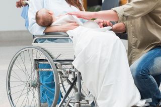Rodzice Antosia nie daliby rady z noworodkiem? Szpital powiadomił MOPS, rodzice walczą o synka