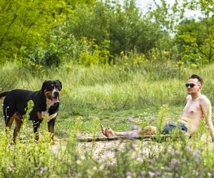 Poseł kąpał się z psem