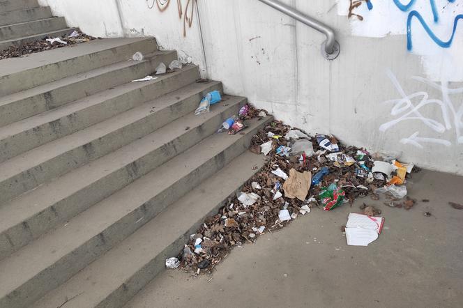 Przejście podziemne pod Grzecznarowskiego po roku - czy jest tam czysto? [FOTO i WIDEO]