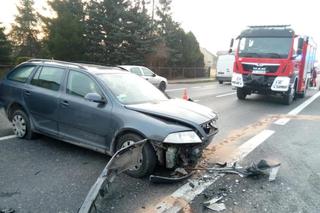 Czołowe zderzenie w Kostomłotach, przy wlocie do Kielc. Kierujący pojazdami trafili do szpitala