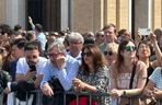 Smutek i modlitwa na placu św. Piotra w Watykanie. Wierni żegnają papieża Franciszka [ZDJĘCIA]