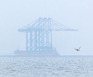 Gdańsk. Do nabrzeża Terminalu T3 na terenie Baltic Hub przybił statek Zhen Hua 32, na pokładzie którego do portu przypłynęły trzy ogromne suwnice przeznaczone do obsługi kontenerowców przy terminalu T3