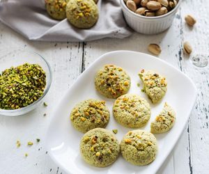 Biorę pistacje i piekę z nich wyborne ciasteczka. Tak pyszne, ze znikają w kilka chwil 
