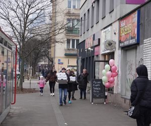 Kolejka przed pracownią cukierniczą Zagoździński na Woli 27.02.2025