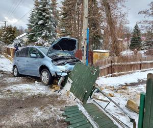 PILNE: Wypadek w Parszowie. Auto osobowe wjechało w ogrodzenie