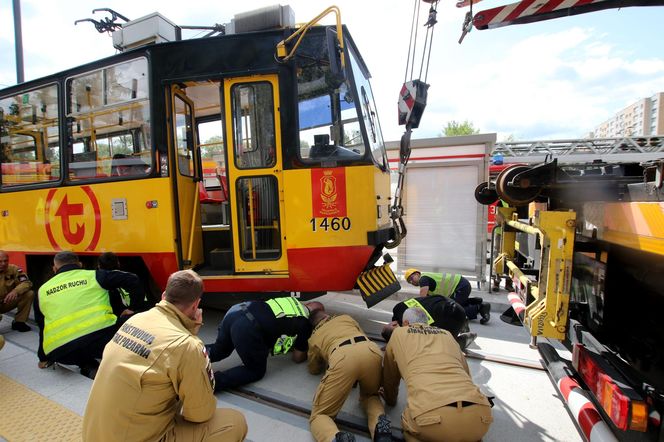 Tramwaj na Stegnach zawisł nad ziemią. Strażacy padli na kolana 