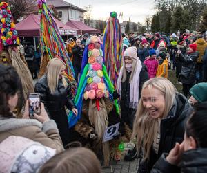 Gonili dziewczęta, straszyli dzieci i pożegnali stary rok. Brodacze ze Sławatycz gotowi na 2023 rok!