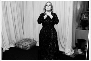 Adele zaprosiła na scenę fankę i doznała szoku! Nie wiedziała, kim ona jest!