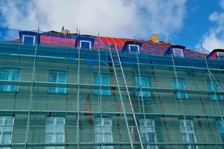 Blacha z dachu spadła na grupę przedszkolaków. Mogło dojść do tragedii!