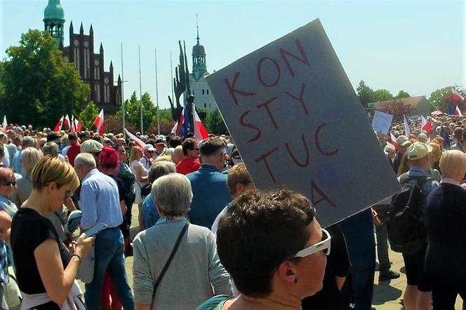 Manifestacja 4 czerwca na placu Solidarności w Szczecinie