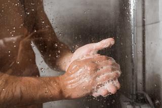 Wiele osób nie potrafi się prawidłowo myć. Mało kto myje tę część ciała. Skutki mogą być opłakane