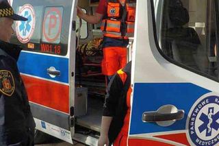 „Tarzał się, uderzał głową o ziemię i drzewa”. Dramatyczna interwencja w stolicy