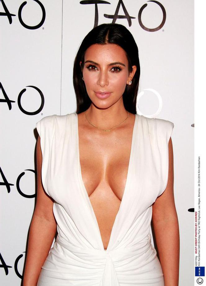 Kim Kardashian znowu pokazała CYCKI i PLECY! Zobaczcie urodzinową kreację Kim! [ZDJĘCIA]