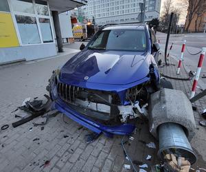 Nie zmieścił się mercedesem na rondzie Lussy w Białymstoku 