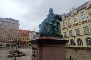 Znów wyrwali pióro Fredry i szpadę Szermierza we Wrocławiu. Wandale uwielbiają te pomniki