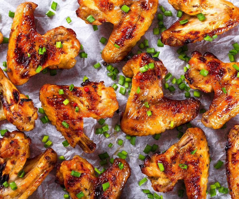 Skrzydełka kurczaka jeszcze nigdy nie smakowały tak pysznie. Kluczem jest ta prosta marynata 