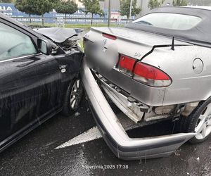 ​Karambol w deszczu przy wyjeździe z galerii handlowej w Lesznie 