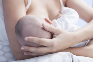 Jak prawidłowo przystawić dziecko do piersi? 