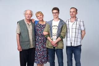 Kowalscy kontra Kowalscy. Henryk (Wojciech Mecwaldowski), Jadzia (Katarzyna Kwiatkowska), Nikodem (Jakub Zdrójkowski), Zenon (Paweł Wawrzecki)