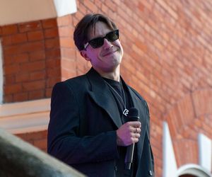 Koncert Dawida Kwiatkowskiego przed ratuszem miejskim w Kętrzynie