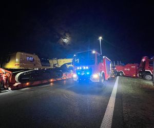 Śmiertelny wypadek na A1 pod Zgierzem. Zderzyły się trzy pojazdy, w tym dwa tiry [ZDJĘCIA].