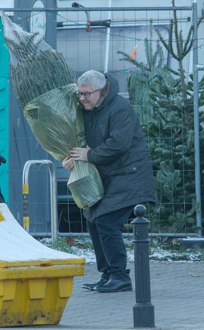 Europoseł PiS Ryszard Czarnecki kupił choinkę w Warszawie