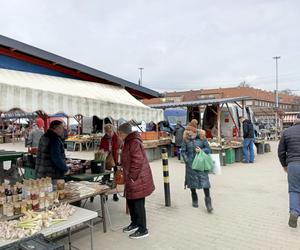 Ceny w markecie a na rynku. Czy jest różnica? Gdzie taniej kupisz warzywa i owoce