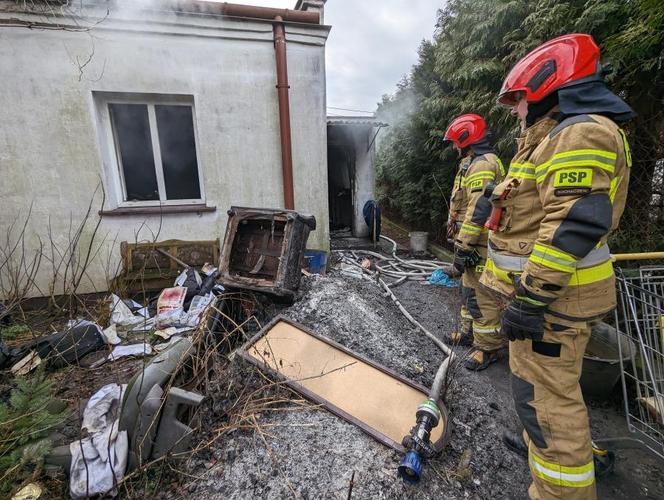 Leżała nieprzytomna, dym buchał z okien jej domu. Strażacy próbowali ją ocalić 
