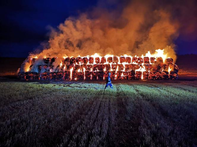 Ogromny pożar stogu słomy w Mąkowarsku!