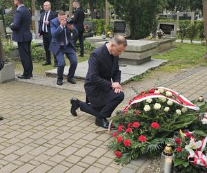 Kraków. Andrzej Duda ukląkł przed grobem posła PSL. Prezydent uczcił rocznicę katastrofy smoleńskiej