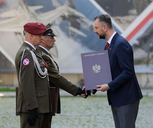 Szef MON wręczył odznaczenia żołnierzom
