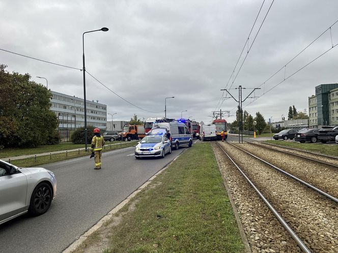 Tramwaj uderzył w busa na Annopolu. Poważny wypadek, motorniczy ranny