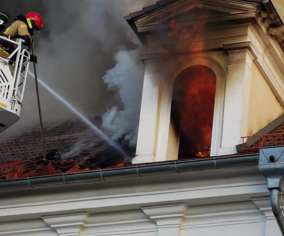 Płonie barokowy pałac w Konarzewie pod Poznaniem! Na miejscu ponad 30 jednostek straży pożarnej [ZDJĘCIA]